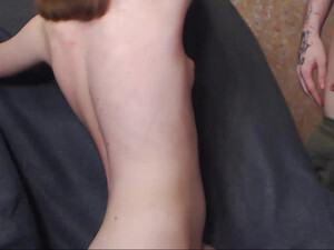 Домашнее хоум порно с сосущей член молодой брюнеткой