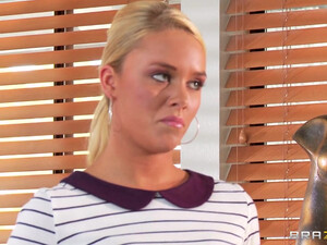 Грязная массажистка в масле заставила лизать жопу возбужденного клиента