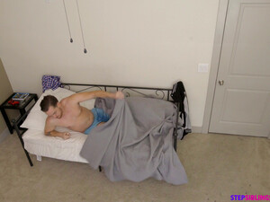 Приемный брат ебет сестру с красивой жопой, не отвлекая от сериала