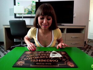 Молодая сестра сосет толстый хуй брата, закатив глазки от кайфа