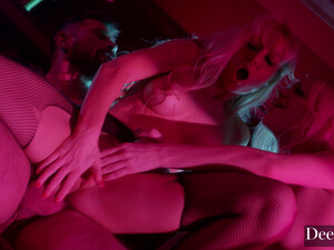 Две красивые стриптизерши сосут за деньги мужику член в клубе