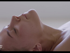 Блондинка сосет члены неграм-массажистам в массажном кабинете