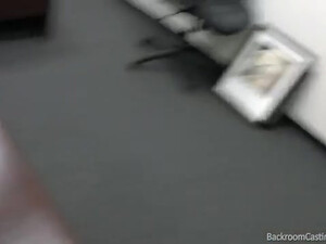 Две молодые подруги пришли пройти секс кастинг