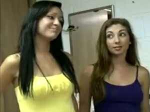 Парень развёл двух очаровательных дам на минет