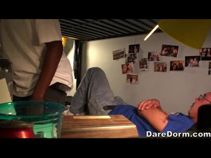 Молодой парень развлекается со своей девушкой в спальне