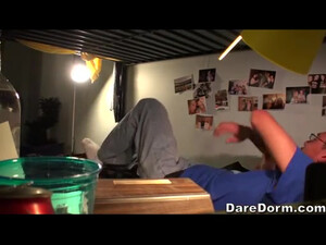 Молодой парень развлекается со своей девушкой в спальне