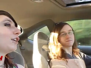 Молодая похотливая пара занялась сексом в машине на природе