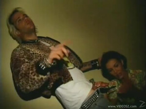 Мужик кормит ненасытную шлюху своим большим членом