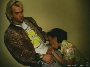 Мужик кормит ненасытную шлюху своим большим членом