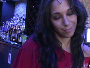 Роскошная барышня отдалась прямо в ночном клубе