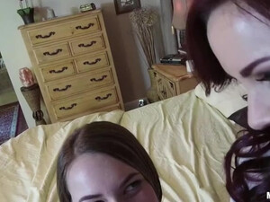 Групповая оргия на кровати с двумя милыми подругами