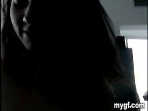 Пьяная брюнетка ублажает мужа в постели по утру