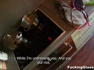 Брюнетка студентка трахается с парнем на кухне