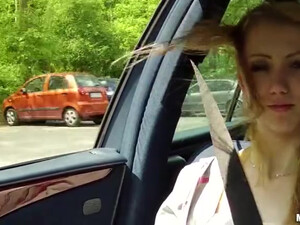 Парень развел свою подружку на секс в автомобиле