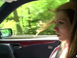 Молодой пикапер трахает в машине свою очаровательную подружку