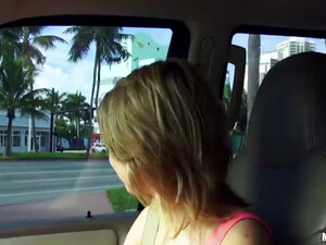 Сексуальная девушка решила сделать приятно водителю