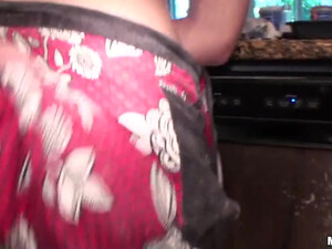 Секс на кухне с очаровательной блондинкой после вечеринки