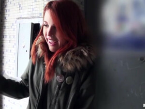 Стеснительная девушка дала в свою возбуждённую киску