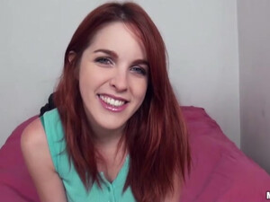 Стеснительная девушка дала в свою возбуждённую киску