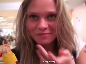 Парень доводит свою русскую подружку до невероятного оргазма