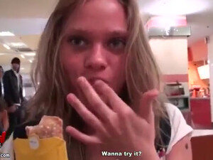 Парень доводит свою русскую подружку до невероятного оргазма