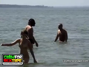 Молодая пара с удовольствием снимает свой домашний трах на камеру