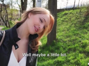 Молодой пикапер смог соблазнить блондинку на улице