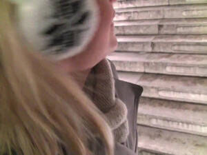 Пацан кончил в рот своей подружке на улице