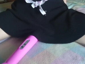 Студентка в юбке и в чулках села киской на розовый вибратор и кончила