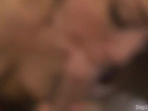 Дама отсасывает стояк в благодарность за фотосессию