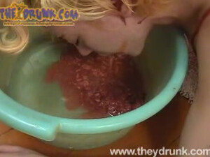 Пьяная Юля лежит перед мужиком голенькая на полу