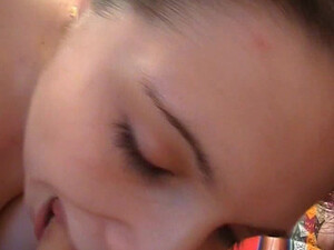 Катя сладко берет в рот хуй и сосет его