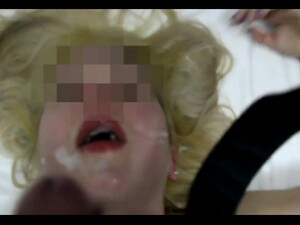 Молодая блондинка энергично сосет пенис как пылесос