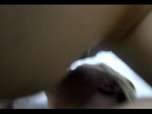 Молодая блондинка энергично сосет пенис как пылесос