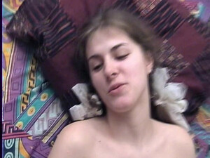 Русский парень выебал пилотку симпатичной школьницы из Ростова