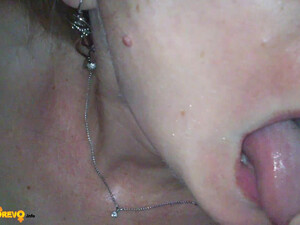 Красотка делает минет а чувак снимает видео как кончает ей в рот