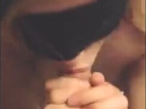 Жена с завязанными глазами сосет член у мужа