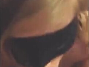 Жена с завязанными глазами сосет член у мужа