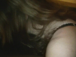 Бледнокожоя красавица сосет большой негритянский член для частного видео