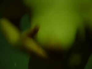 Крендель снял секс на улице с молоденькой красоткой