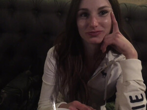 Русский парень купил девушке коктейль и развел на минет и дрочку в туалете