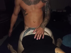 Трахают вдвоем незамужнюю соседку и снимают хоум порно