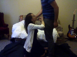 Сосет на коленях любовнику и дает на кровати в позе раком