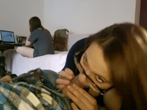 Девушка в больших очках страстно берет на клык