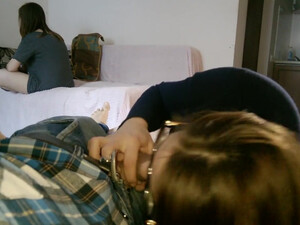 Девушка в больших очках страстно берет на клык