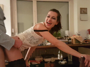 Трахает раком довольную немку и кончает на лицо