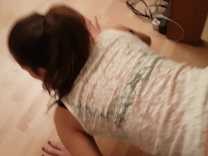 Трахает раком довольную немку и кончает на лицо