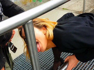 Рыжая бестия дает раком прямо на улице