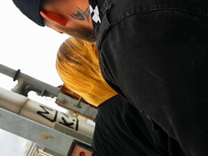 Рыжая бестия дает раком прямо на улице