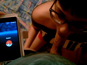 Снял оральный секс на камеру, как девушка играет с членом